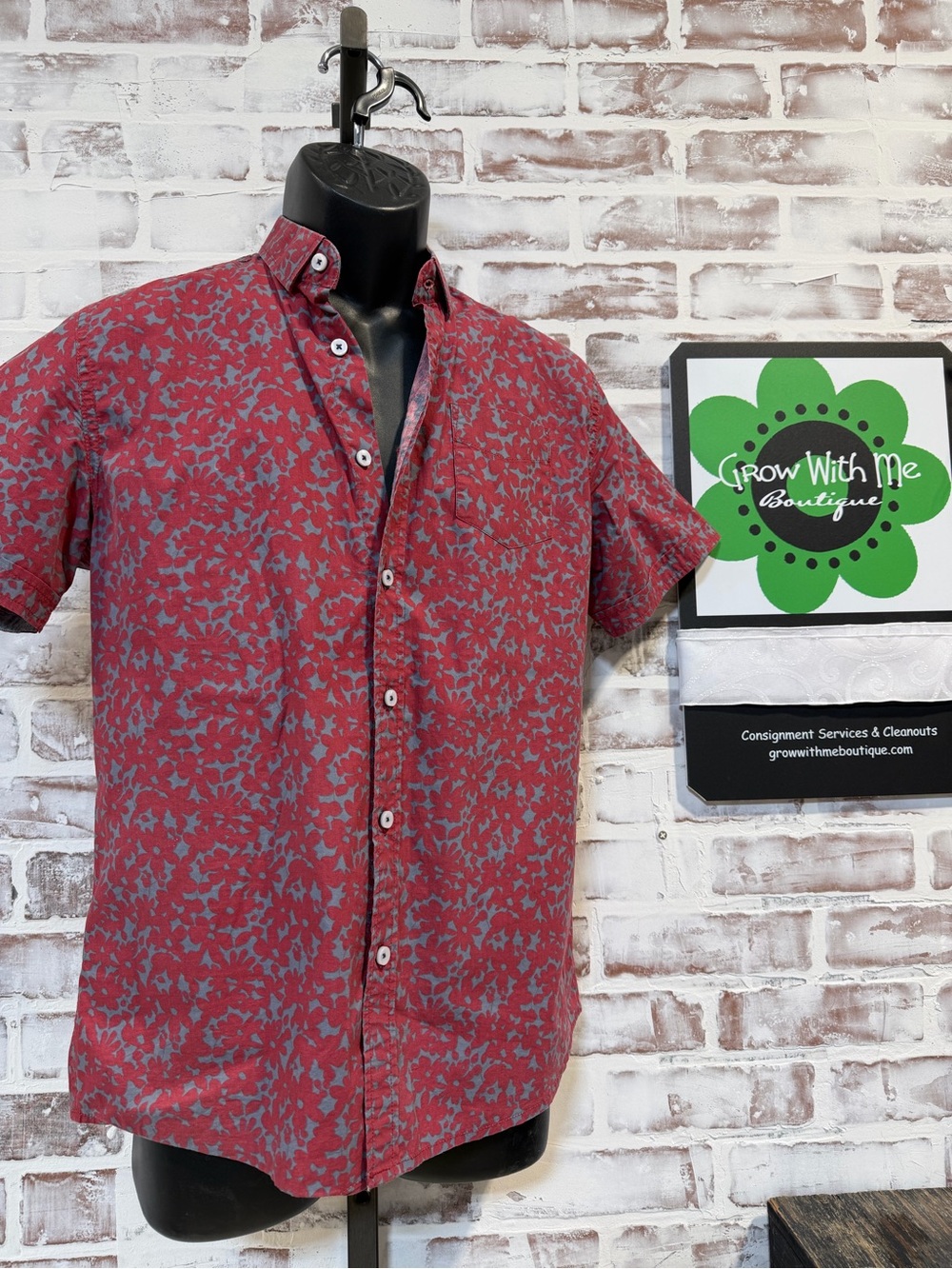 Defendant of thieves Men's Short Sleeve Button-Down Shirt in Red Floral Small